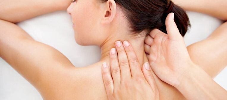Realización de un masaje terapéutico para la prevención de la osteocondrosis cervical. 