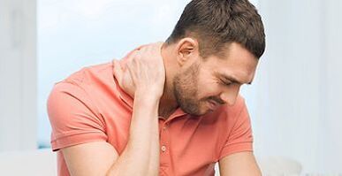 Dolor en el cuello de un hombre con osteocondrosis cervical. 