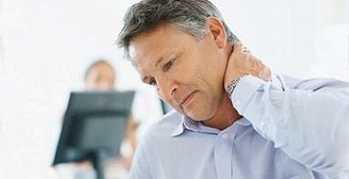 Los síntomas de la osteocondrosis cervical incluyen dolor de cuello. 
