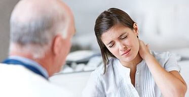 un paciente con osteocondrosis cervical en una cita con el médico