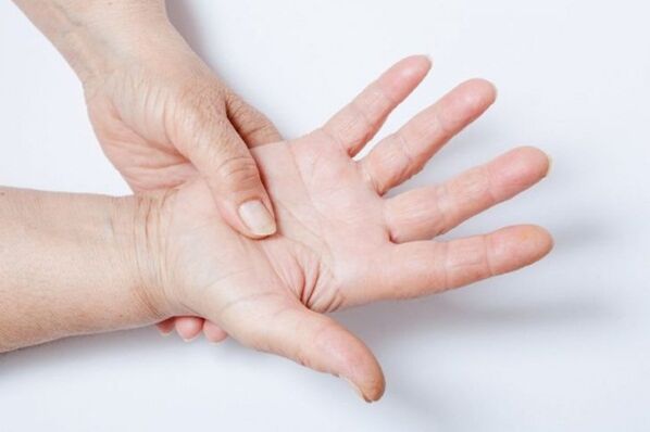 El entumecimiento de las manos es uno de los síntomas de la osteocondrosis lumbar. 