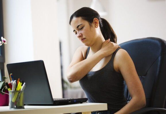 El trabajo sedentario provoca dolor entre los omóplatos