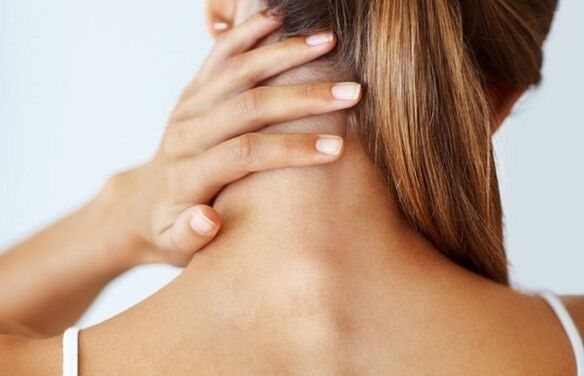 Dolor en el cuello debido a la osteocondrosis.