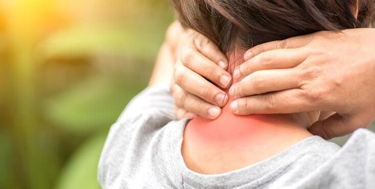 Dolor en la columna cervical de una mujer.